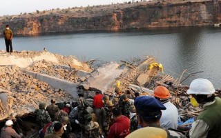 印度一興建中橋樑坍塌 至少45人死