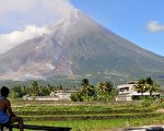 菲國火山冒濃煙 民眾照打球