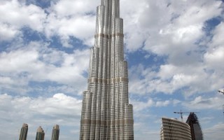 世界第一高楼杜拜塔（Burj Dubai）4日将举行落成启用典礼，预估，全球至少20亿的观众将守在电视机旁，见证这历史性的一刻。（图片来源：KARIM SAHIB/AFP/Getty Images）
