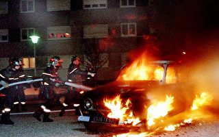 法国新年狂欢 烧毁上千辆汽车