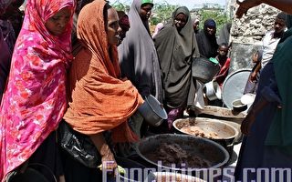 索馬利亞居民排隊等候食物補給。（AFP）