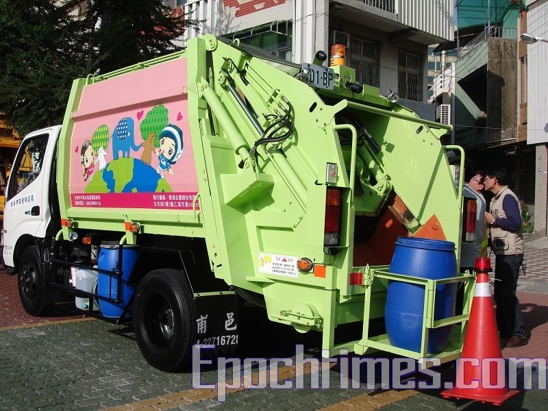 全国唯一迷你垃圾车台南市首度亮相 大纪元