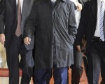 日民主党党首小泽资金丑闻遭搜查。图为2010年1月13日在东京，小泽一郎步出国会。（AFP）