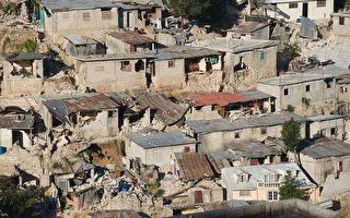 海地強震支援不足  屍體堆積街道