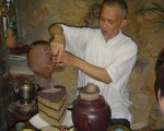 蔡忠南的「靜觀」鋪陳陶藝的生命，是藝術。（攝影：李容耕／大紀元）