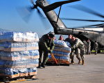2010年1月15日，美国海军MH–53E章海龙直升机从航空母舰卡尔文森号（CVN 70）卸下食品和用品在海地太子港机场。（Candice B. Villarreal/U.S. Navy via Getty Images）