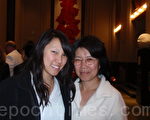 小石城华侨吴女士，（Lang Wu）和女儿吴孝益在阿肯色州小石城观看了神韵演出。（摄影：从志/大纪元）