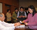 听众踊跃购买《台湾大劫难》，并请作者袁红冰(左)签名。(摄影:苏仪/大纪元)