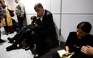 2010年1月20日，德国慕尼黑机场因炸弹警报关闭后，旅客被滞留在候机大厅3个多小时。（Alexander Hassenstein/Getty Images）