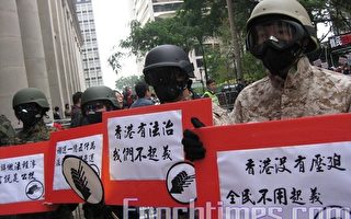 “解放军”也到香港立法会抗议