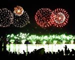 天鵝河畔的煙花表演(大紀元記者黃姍攝影)