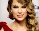 “乡村小天后”泰勒·斯威夫特(Taylor Swift)穿着喜庆的红装出镜，笑容甜美可人。(图/Getty Images)