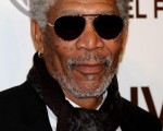 演员摩根·弗里曼（Morgan Freeman）以黑超遮面，黑色的皮衣劲酷有型。(图/Getty Images)