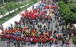 尤多約諾蟬聯百日誌印尼全國大示威