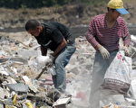2009年10月11日，北京一个垃圾场的拾荒人。（AFP）