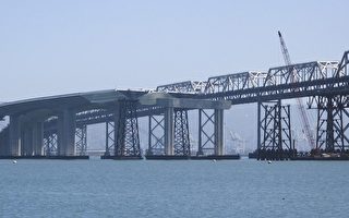 海湾大桥首个桥断面铺设成功