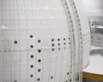 球型觀光電梯以雙軌的方式沿體育館的外牆升至頂端。（法新社）