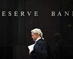一名男子走过悉尼澳大利亚储备银行。（GREG WOOD/AFP/Getty Images）