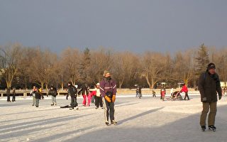 渥太华人参与冰雪运动过家庭节