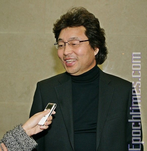 韩国著名指挥家：赞赏神韵乐团的现场伴奏