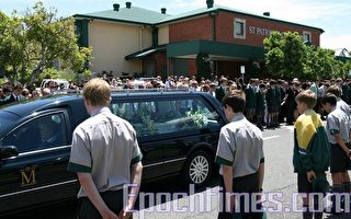 兩千多人出席遭謀殺12歲男童葬禮