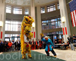 波士頓塔芙茨醫療中心於2月19日舉辦慶祝中國新年活動，由洪青醒獅採青開鑼（攝影：徐明 / 大紀元）