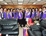 高雄县工商妇女企业管理协会成员与高县议会副议长陆淑美相谈甚欢。(图片高雄县议会提供)