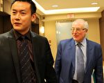 2月25日，邓越文（左）和律师Anthony Speciale（右）走出安省证监会的会议室。（摄影：周月谛/大纪元）