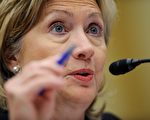 图为2010年2月25日在华盛顿国会山，美国国务卿Hillary Clinton（图）在众议院外交事务委员会“促进安全通过外交和发展：2011年财政年度国际事务。”的听证会上。（TIM SLOAN/AFP/Getty Images)
