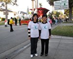中国冤民大同盟主席沈婷（左）和上海冤民葛丽芳在2010年洛杉矶玫瑰花车游行期间抗议来自上海的世博花车。（摄影：刘菲/大纪元）