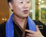 韓國著名書法家李洪宰觀看了2月28日晚的神韻晚會。他感慨地說﹕「東方文化會主導世界的文化。」（攝影：李明／大紀元）