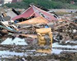 圖為智利的聖安東尼奧沿岸，遭到地震引發的海嘯侵襲，呈現遍地殘破景況。（AFP）