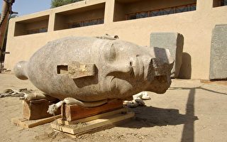 埃及发现巨型法老头像 高2.5米