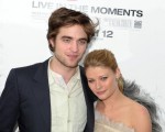 本片男、女主角罗伯特-帕丁森（Robert Pattinson ）和艾米莉-德瑞文(Emile de Ravin)相拥亮相，站在大帅哥身畔的艾米莉小鸟依人。(图/Getty Images)