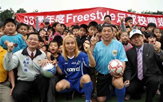 韩国足球明星Mr.Woo 教导学童足球技艺