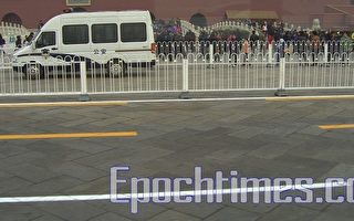 组图:防申冤 两会期间警察驻押公车