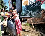 3月5日，智利中部發生3次強烈餘震，民眾驚慌逃出住宅避難。圖為智利康塞普西居民在餘震後清運垃圾。（圖片來源：AFP）