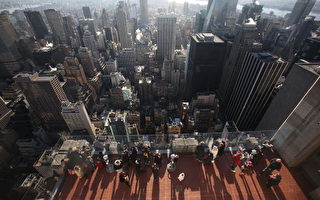 遊客在紐約市洛克菲勒廣場觀景台(Photo by Mario Tama/Getty Images)