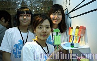 台南科大毕业生，结合冰品的外型作为日常生活用品的创意连想，开发出冰棒造型的牙签盒。（摄影：赖友容／大纪元）