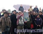 世博会倒计时100天时，上百访民聚集世博会中国馆前围观抗议。（大纪元）