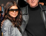 菲姬(Fergie)和《阿凡达》导演詹姆斯-卡梅隆(James Cameron)戴着3D眼镜合影，组成一个个性组合。(图/Getty Images)
