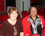 潔妮‧邁可維女士(左)是印第安納波利斯市某醫院的協調人，曾經擔任美國某醫學協會印第安納州分會的主席。她和同事非常慶幸能有機會觀看神韻演出。 （攝影：婉瑩/大紀元）