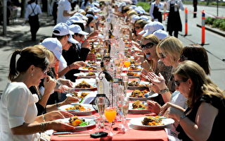 组图:澳洲数千人享用“世界最长的午餐”