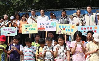 楊秋興與校園師生共同發表「節能省碳宣言」