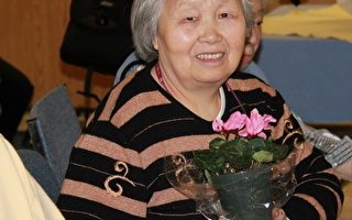 图：3月22日，来自大陆的刘女士在Fudger老人院，手捧一盆鲜花。（摄影：周月谛 /大纪元）