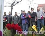 圖：華裔退伍軍人會，向孫中山銅像獻花。對聯上寫「梅花綻放雪天地、節樹尊崇孫逸仙」（錄影截圖：新唐人）