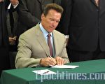 州長施瓦辛格3月24日在聖荷西的NanoSolar公司簽署了州參議院71號法案。給予清潔科技企業在購置製造設備時免繳銷售稅的優惠。(攝影﹕李文淨/大紀元)