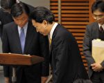 支持度不断下滑的日本首相鸠山由纪夫（中），26日承认阁员的错误，并希望选民耐心等候改革。（AFP）