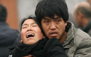 王家岭矿难的失踪者家属悲痛欲绝。（图片来源：Getty Images）