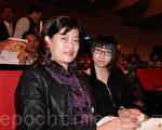 蔡秀宜（左）与女儿张妙筠被神韵演出深深地感动（摄影：李黛娜／大纪元）